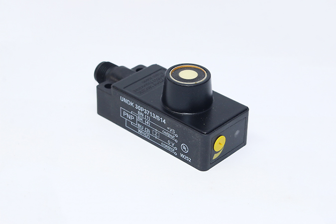 Baumer UNDK 30P3713/S14 Ultrasonic proximity sensor 10123379