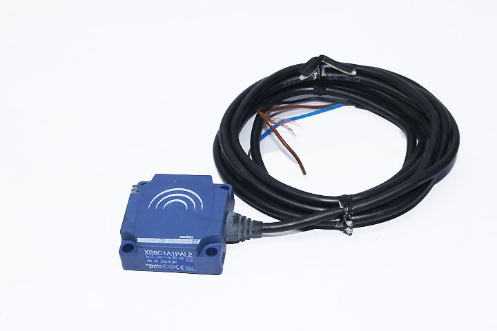 Telemecanique XS8C1A1PAL2 Inductive proximity sensors