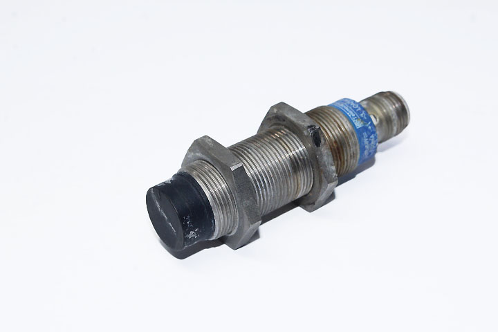 TELEMECANIQUE XS2M18PA371D Inductive Proximity Sensor