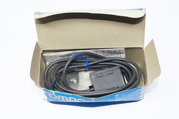 OMRON E3G-L32 Photoelectric Sensor