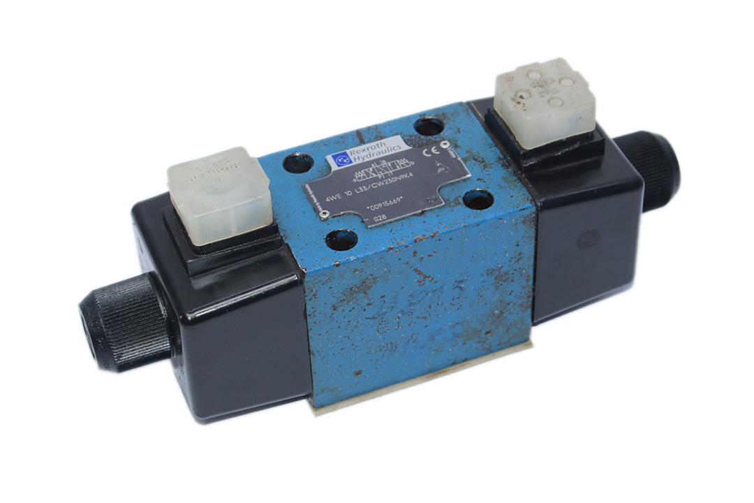REXROTH R900915669 DIRECTIONAL CONTROL VALVE 4WE 10 L33/CW230N9K4