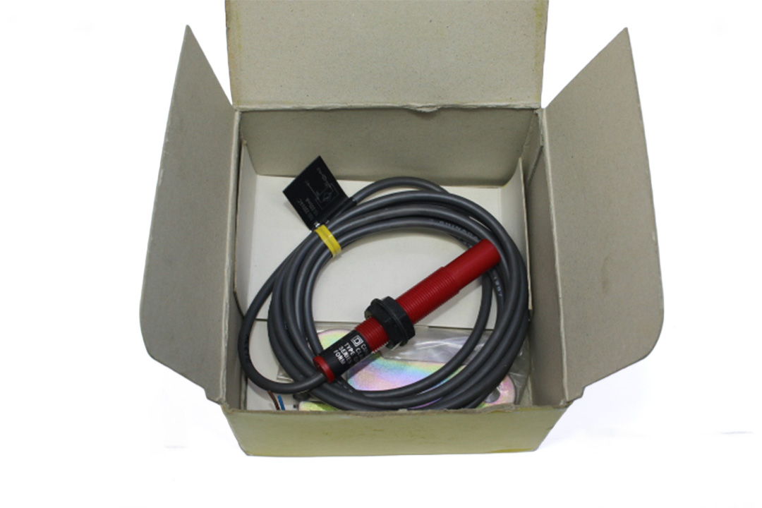SQUARE D DPD321 Capacitive Proximity Switch CLASS 9006