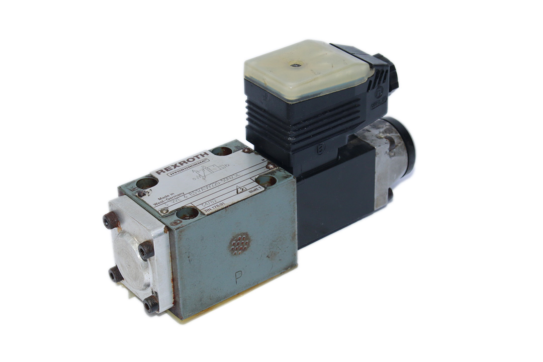 REXROTH 3 WE 6 B51/AW220-50NZ5L DIRECTIONAL CONTROL VALVE