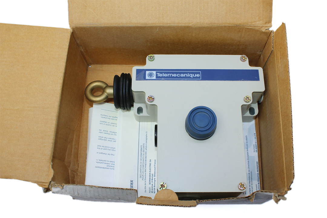 Telemecanique XY2CE2A250 Latching emergency stop rope pull switch
