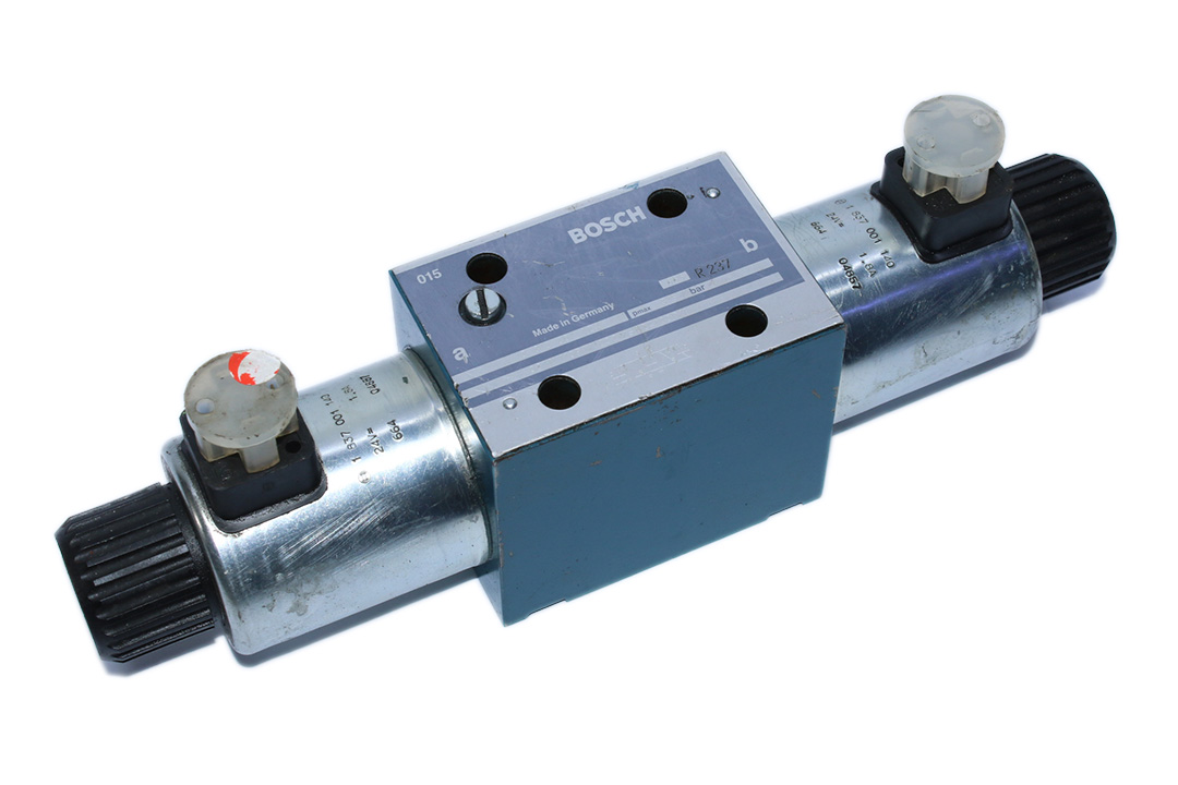 BOSCH 0 810 001 724 DIRECTIONAL CONTROL VALVE 081WV10P1V1002WS024/00D11