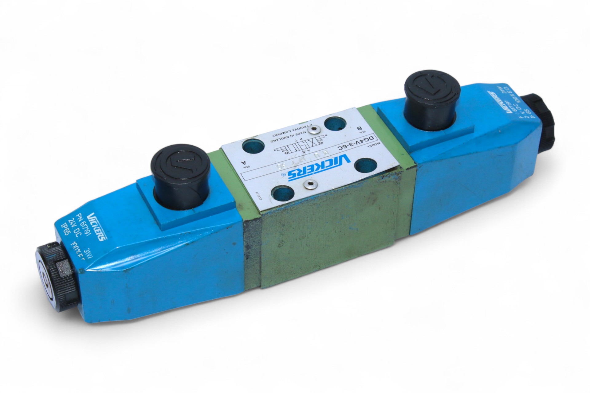 VICKERS M U H 7 30 SOLENOID OPERATED DIRECTIONAL VALVE